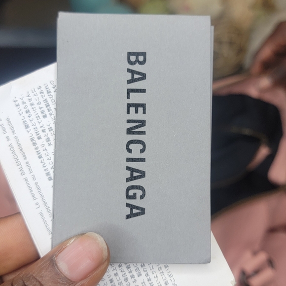 Selling a pre-owned authentic Balenciaga handbag in a very good condition - Picture 8 of 16